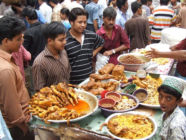 রেস্তোরাঁয় সেহরি বিক্রি কমেছে , ইফতারির বাজার জমজমাট