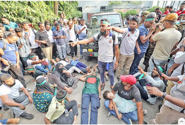 রাজনীতিকে ঘিরে ধরছে অনিশ্চয়তা ও শঙ্কা : এ কে এম জাকারিয়া , প্রথম আলোর উপসম্পাদক