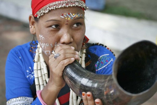 কেন আদিবাসী দর্শনের দিকে ফিরে তাকাবো?