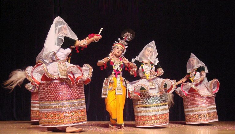 ভক্তি আর সৌন্দর্যের শাশ্বত ছন্দ – মণিপুরী নৃত্য