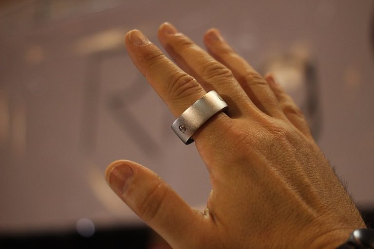 Oura ring – আঙুলে পরা স্মার্ট স্বাস্থ্য সহায়ক