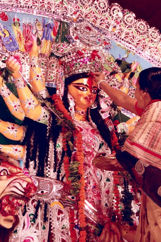 বাঙালির দুর্গাপূজা – ঘরের মেয়ে উমা যেভাবে হয়ে উঠেছিলো মহিষাসুরমর্দিনী